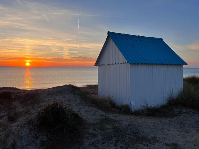 gouville sur mer, cabin, coast, sunset, beach cabin, small house, nature, colored roof, maisonette, rental, beach, seaside, reflection, sun, sunlight, dusk, shore. Short-term rental business markets worth entering for first-year owners