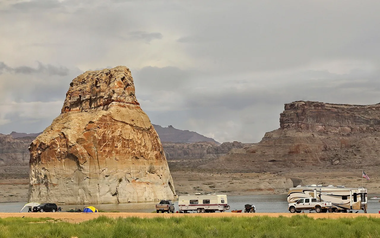 rock formations, camping, nature, landscape, vacation, travel, scenic, rv, rv, rv, rv, rv, rv. Snowbird season in Phoenix and Florida: peak months and rate patterns